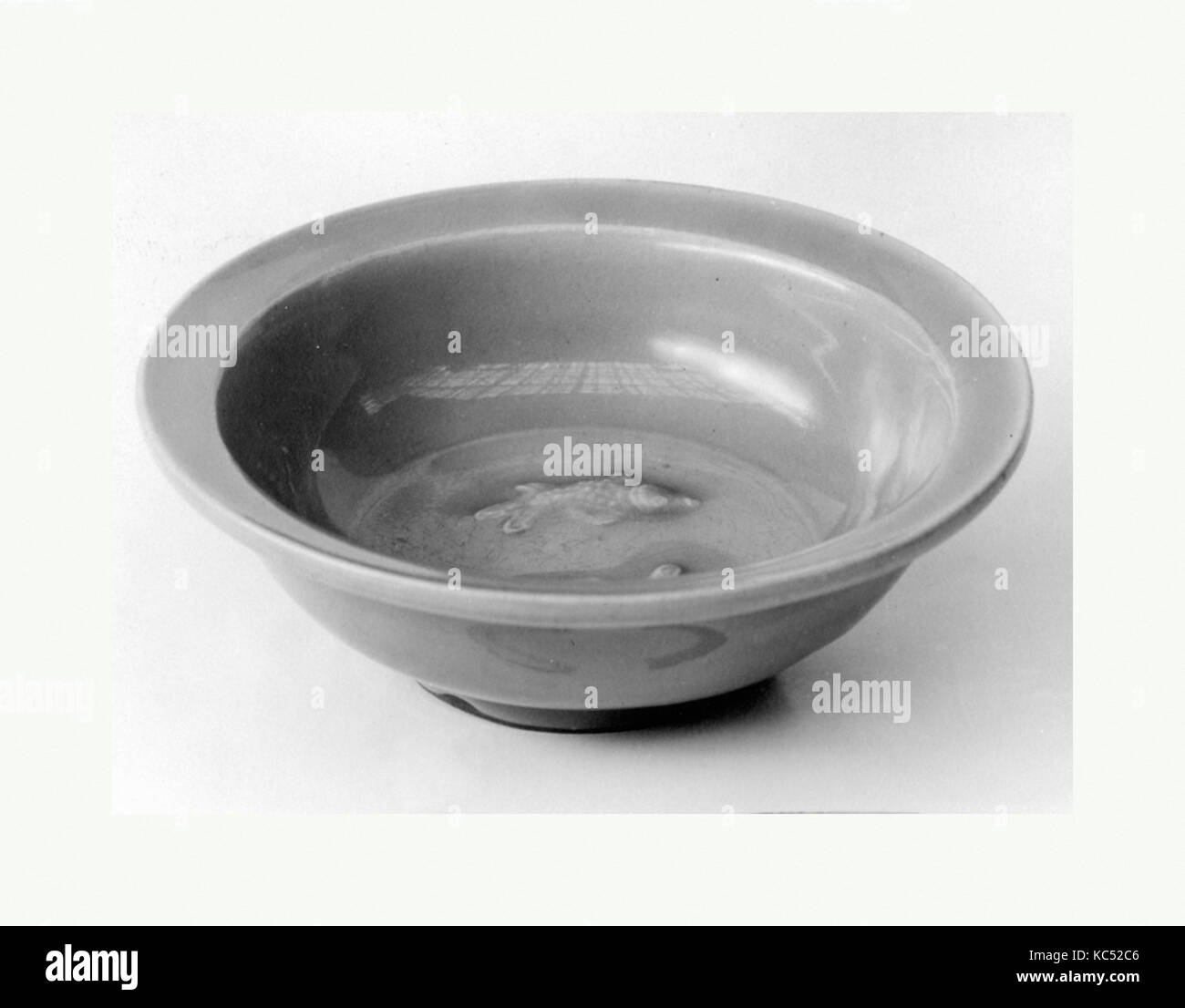 Bol, dynastie des Song du Sud (1127-1279), 12ème 13ème siècle, la Chine, l'Porcelaneous ware avec décoration de secours sous céladon Banque D'Images