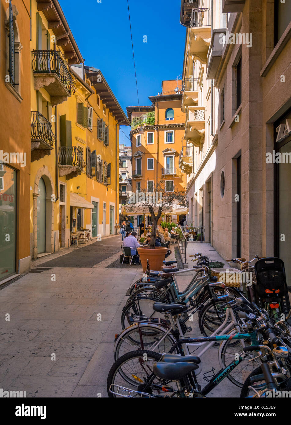 Alley avec street café dans la vieille ville de Vérone, Vénétie, Italie, Europe Banque D'Images