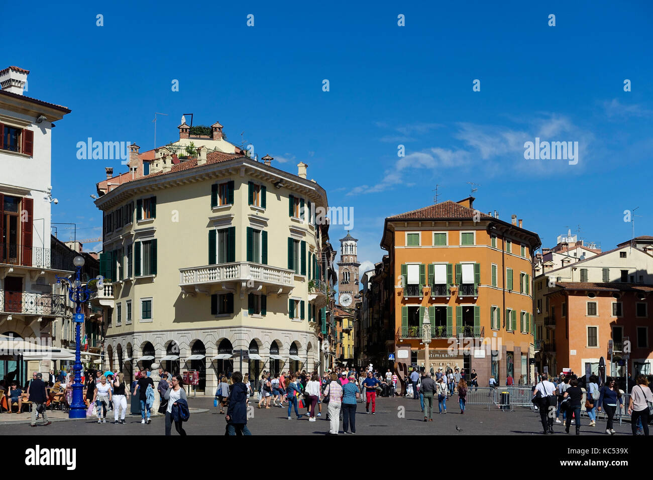 La piazza Bra, via Mazzini, rue commerçante, Vérone, Venise, Italie, Europe Banque D'Images