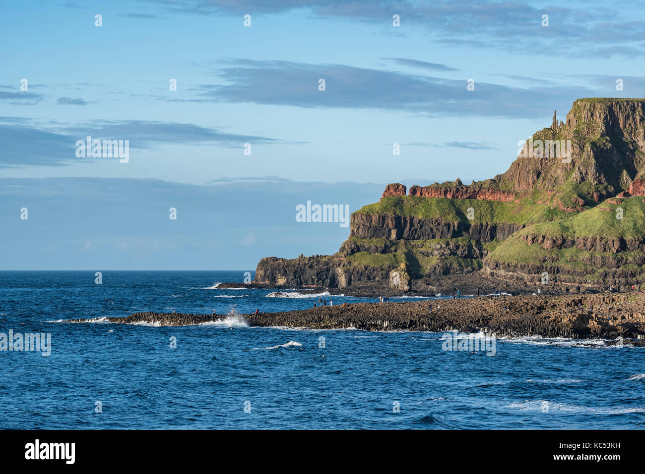 Attraction touristique Giant's Causeway sur la côte Atlantique, Comté d'Antrim, Irlande du Nord, Grande-Bretagne Banque D'Images