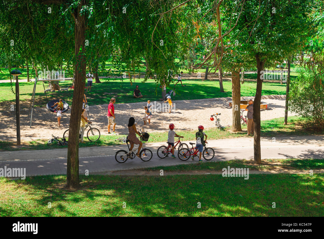 Vélo en famille l'été, vue sur un vélo en famille dans le jardin de Turia - les Jardines del Turia - Valence, Espagne, Europe Banque D'Images
