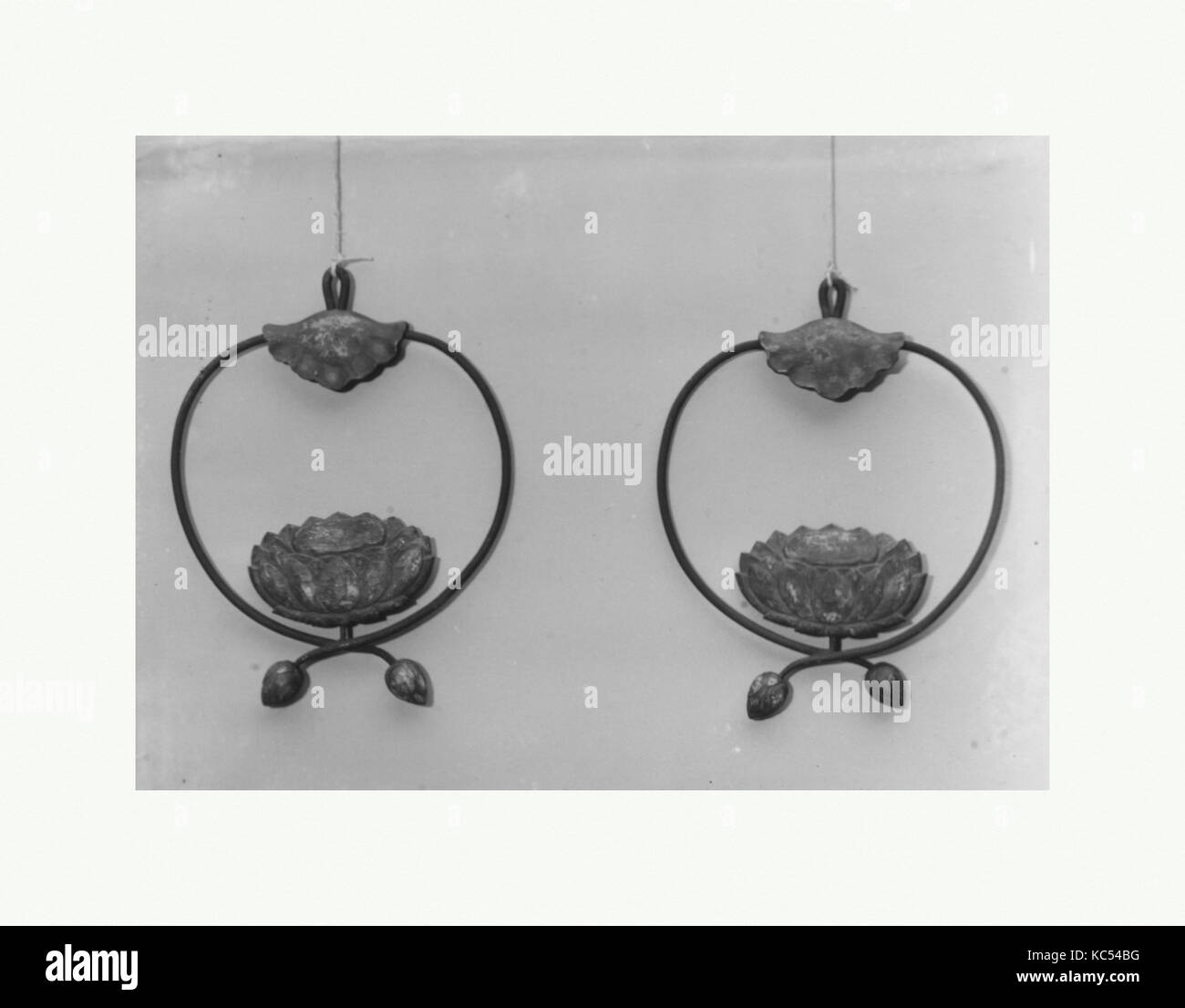 Hanger, temple du 20ème siècle, le Japon, fer et bois, H. 18. (45,7 cm) ; W. 14 in. (35,6 cm), de la ferronnerie, Chonosuke Niiro Banque D'Images