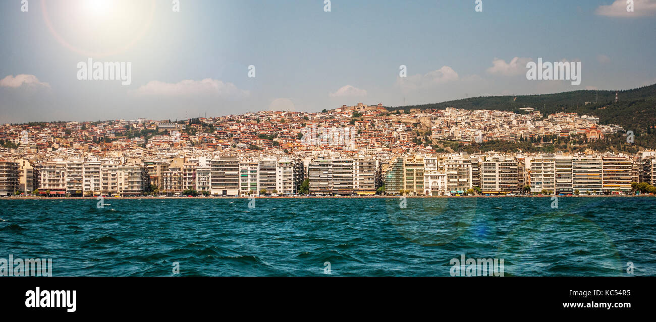 Vue panoramique sur la ville de Thessalonique depuis la mer Banque D'Images