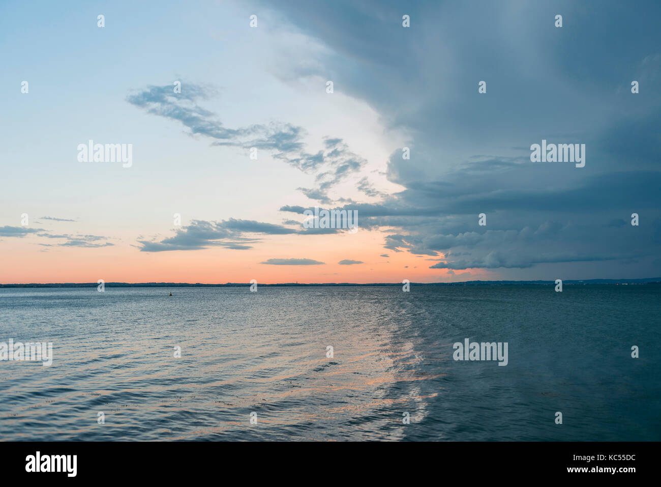 Temps nuageux, coucher du soleil sur le lac de Garde, Vénétie, Lombardie, Vénétie, Italie Banque D'Images
