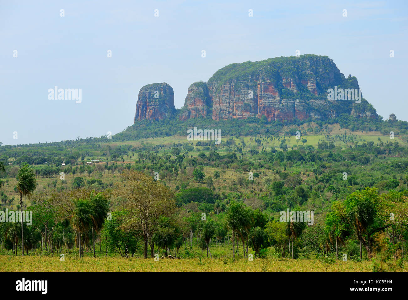 Paysage typique avec rock formation cerro memby en arrière-plan, yby yau, Concepcion, Paraguay Banque D'Images
