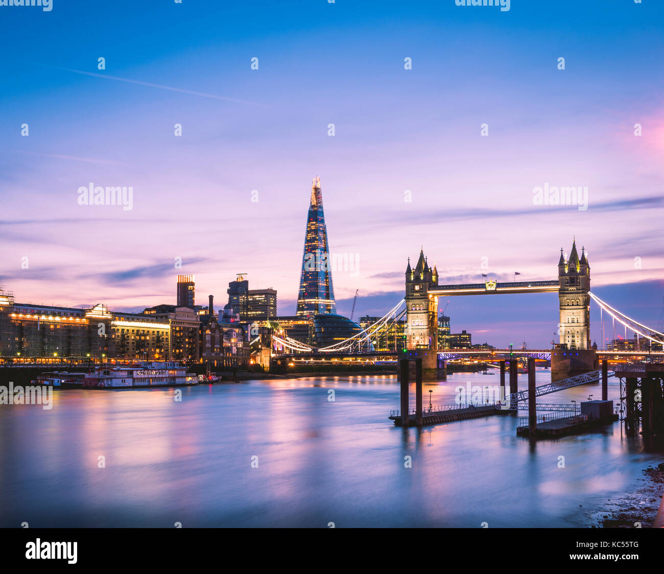 Themse, Tower Bridge, The Shard, Sunset, illuminé, vue sur l'eau, Southwark, St Katharine's & Wapping, Londres, Angleterre Banque D'Images