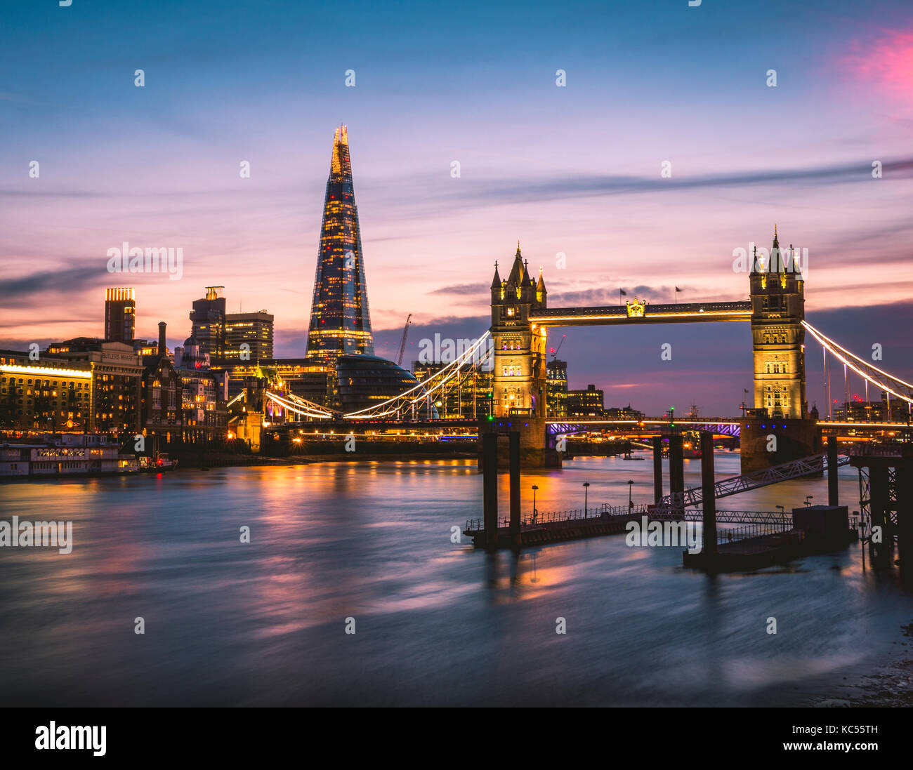 Themse, Tower Bridge, The Shard, Sunset, illuminé, vue sur l'eau, Southwark, St Katharine's & Wapping, Londres, Angleterre Banque D'Images