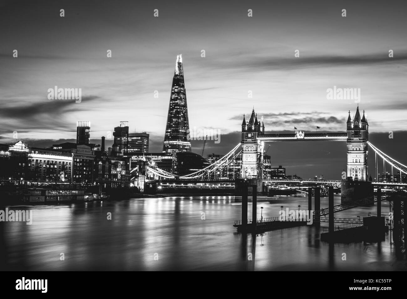 Themse, Tower Bridge, The Shard, vue de nuit, illuminé, reflet de l'eau, Southwark, St Katharine's & Wapping, Londres Banque D'Images