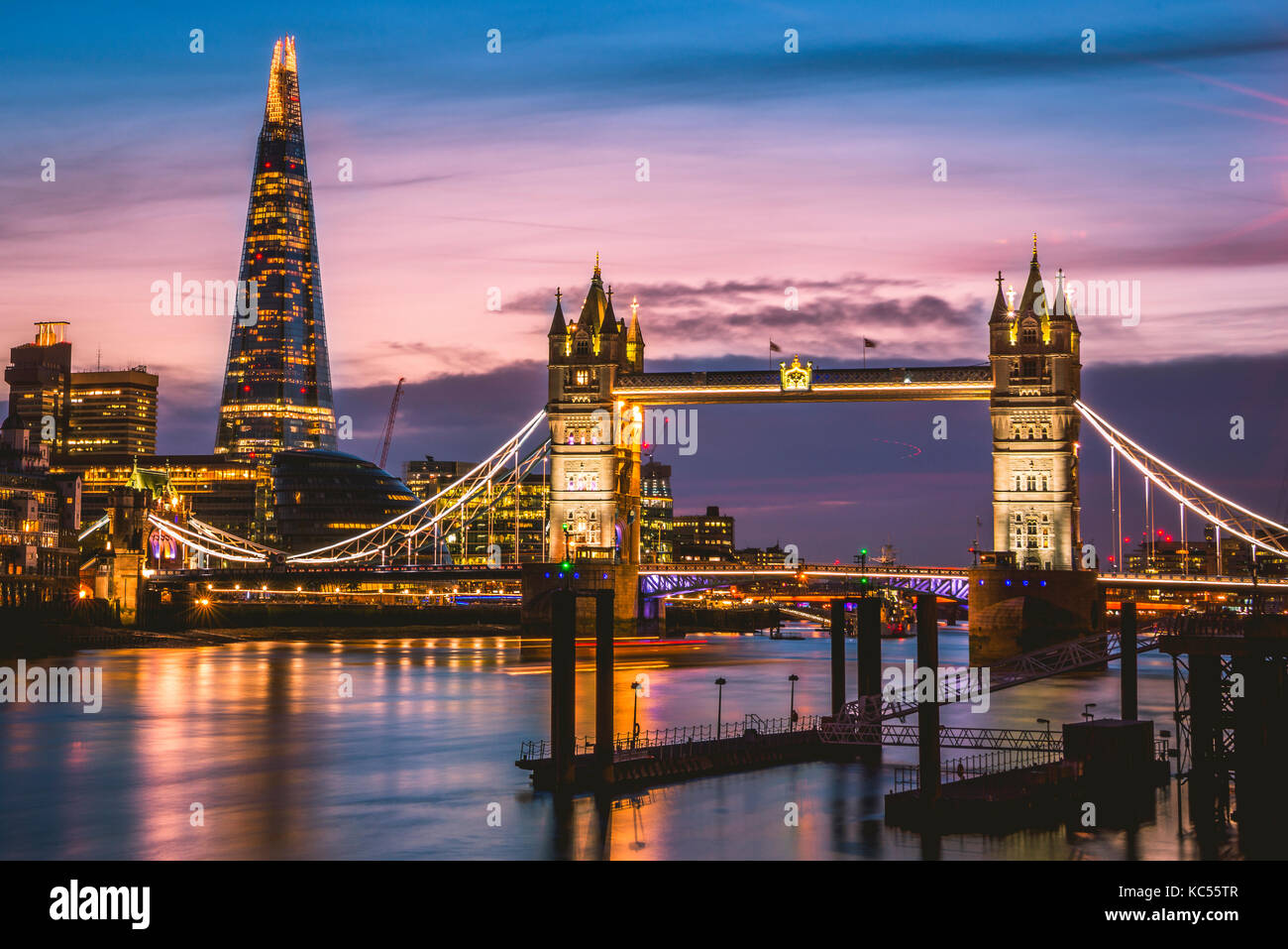 Themse, Tower Bridge, The Shard, coucher de soleil, vue de nuit, illuminé, reflet de l'eau, Southwark, St Katharine's & Wapping, Londres Banque D'Images