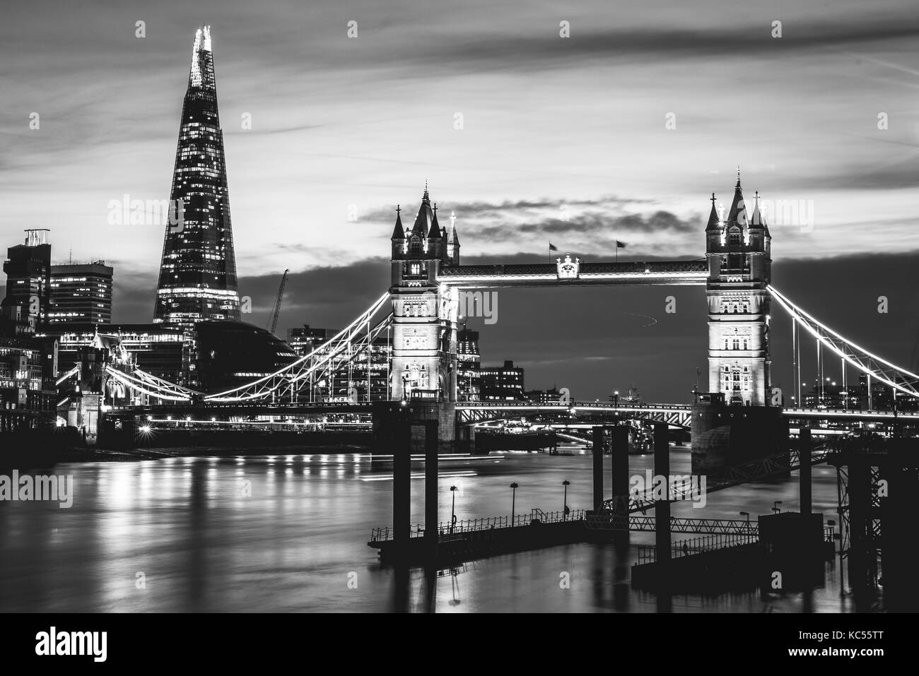 Themse, Tower Bridge, The Shard, scène nocturne, illuminé, vue sur l'eau, Southwark, St Katharine's & Wapping, Londres, Angleterre Banque D'Images
