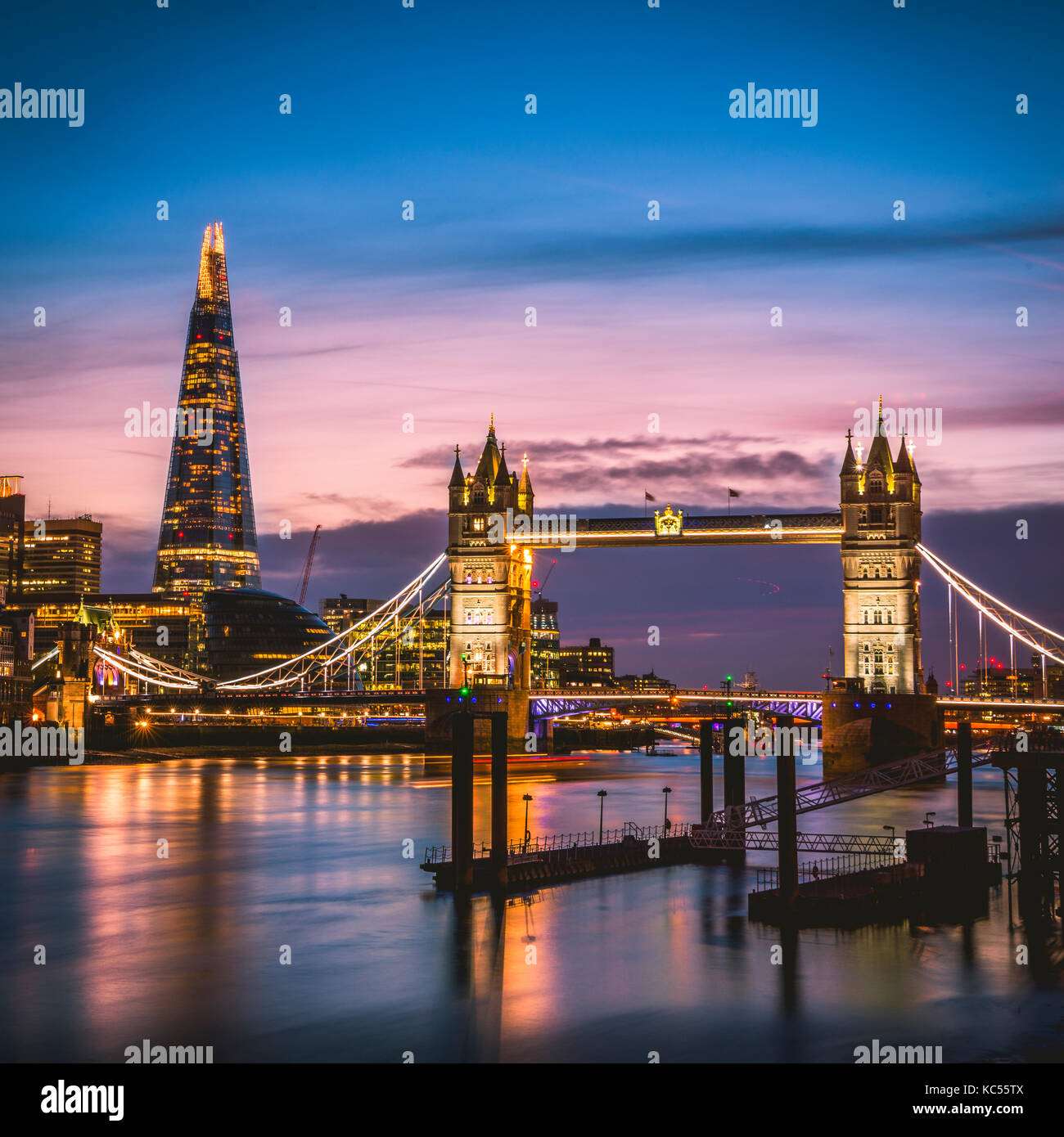 Themse, Tower Bridge, The Shard, coucher de soleil, vue de nuit, illuminé, reflet de l'eau, Southwark, St Katharine's & Wapping, Londres Banque D'Images