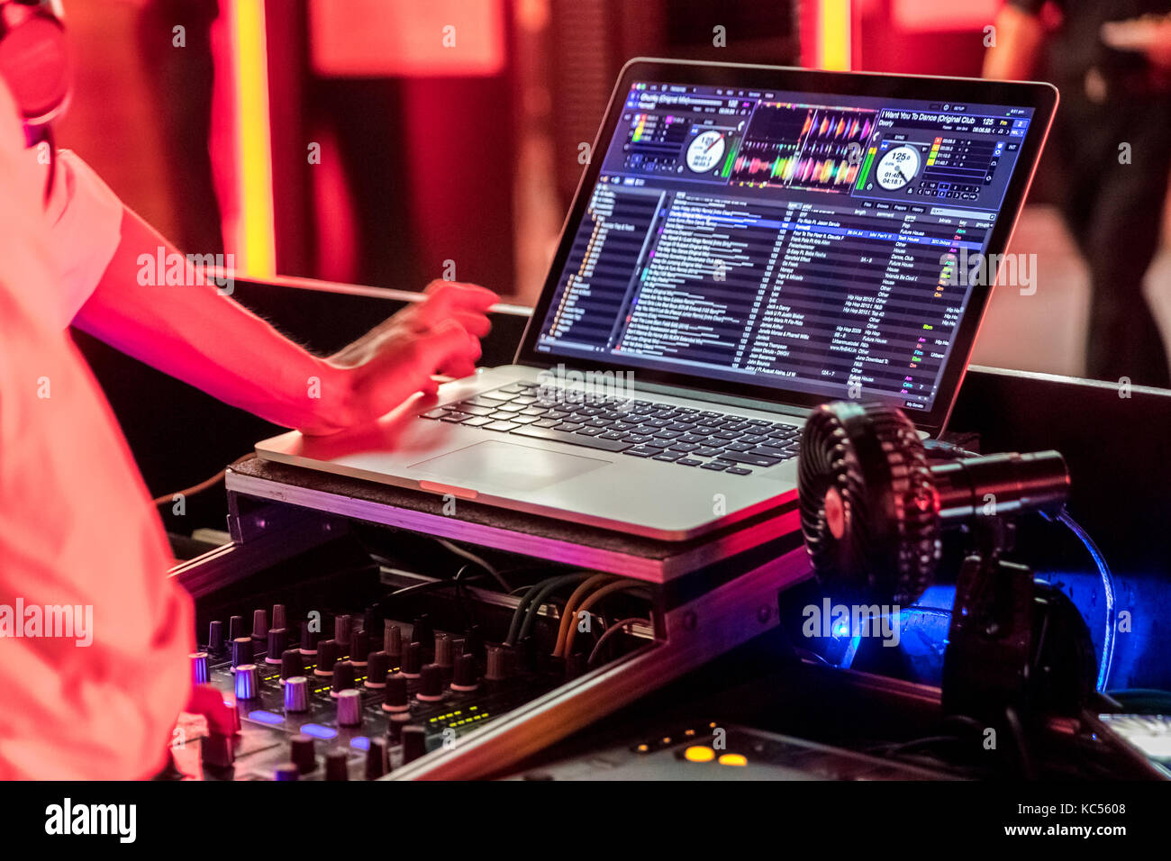 Disc-jockey à partie Banque D'Images