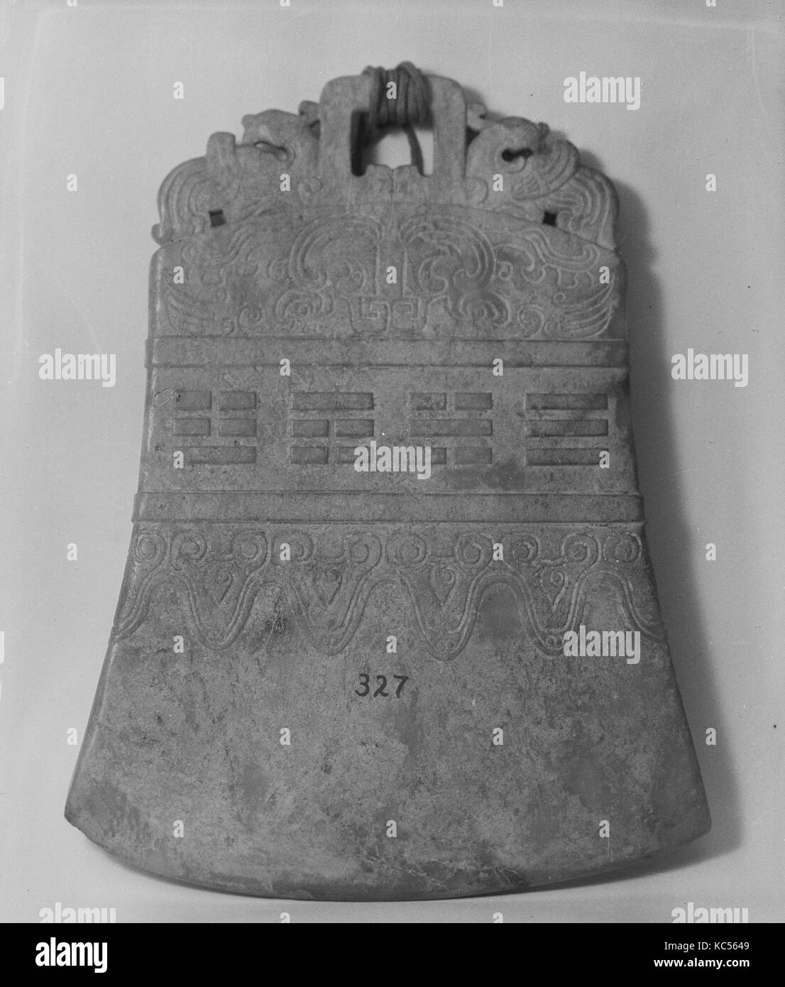 Gong, dynastie des Han (206 av. J.-A.D. 220), la Chine, la néphrite, H. 10 5/8 in. (27 cm) ; W. 8 3/8 in. (21,2 cm) ; L. 1/2 in. (1,3 cm), Jade Banque D'Images