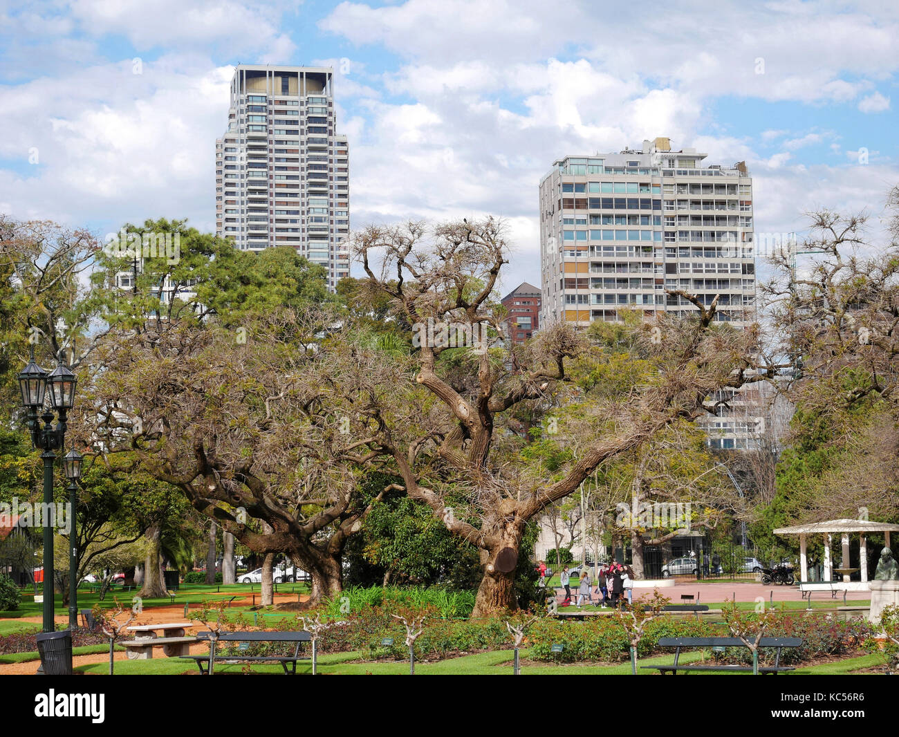 Les immeubles à appartements près de Park à Buenos Aires, Paseo El Rosedal Banque D'Images