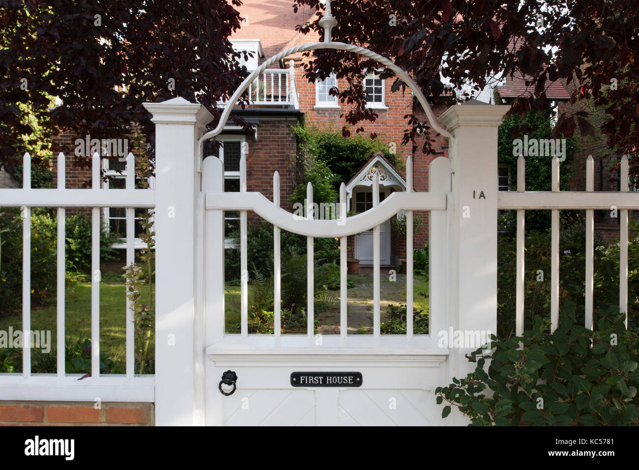 Une palissade en bois de style porte et barrière à l'entrée de première maison à 1a blenheim Road, Bedford Park, Chiswick, Londres, UK Banque D'Images