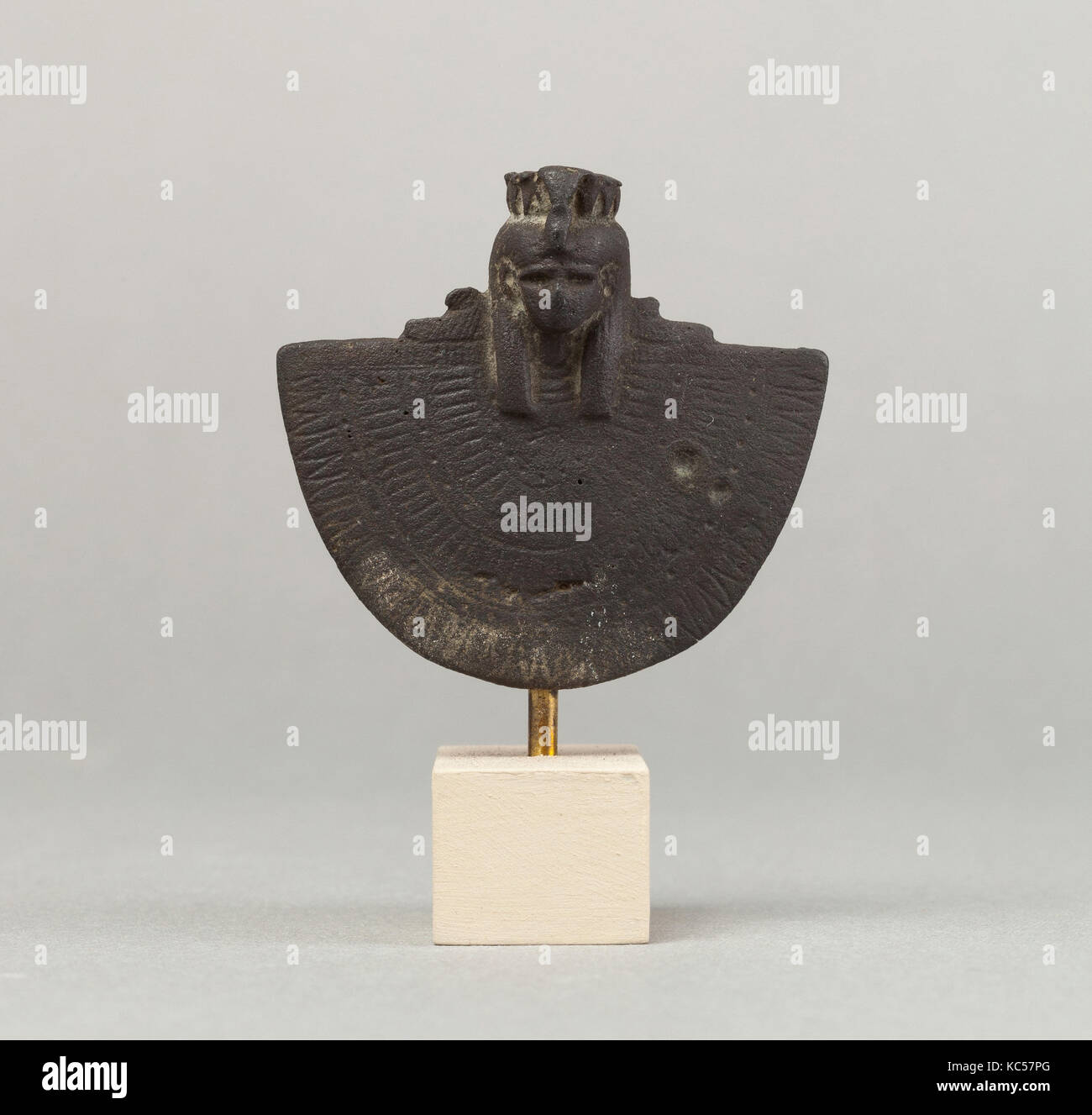 Cadre d'une déesse, la fin d'une période à période ptolémaïque, 664-30 av. J.-C., d'Egypte, Cupreous metal, H. 4,8 cm (1 7/8 in.) ; O. 5 Banque D'Images