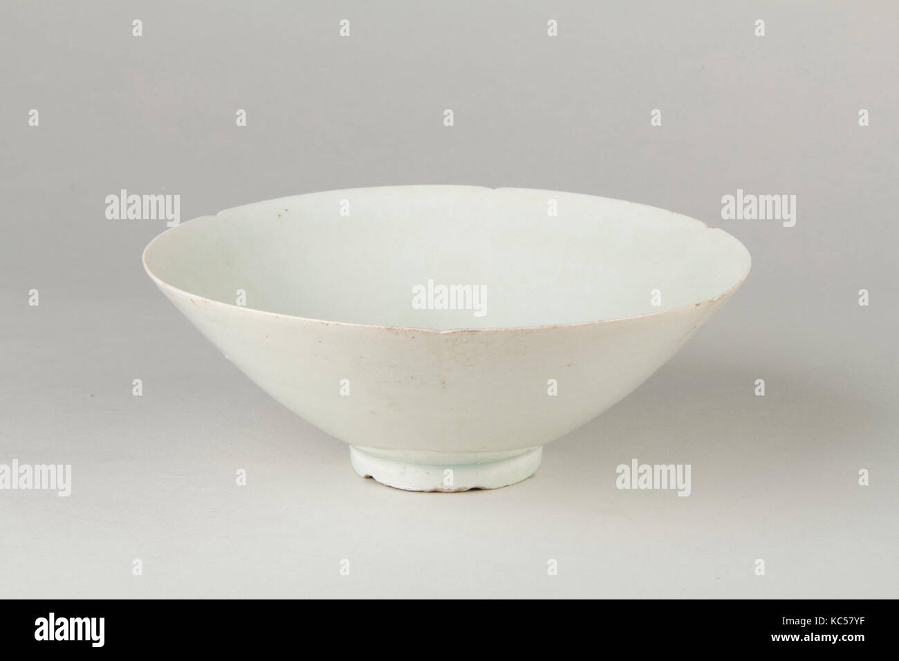 Bol, dynastie des Song du Sud (1127-1279), 12ème 13ème siècle, la Chine, Porcelaine recouvert d'un céladon (Qingbai ware), H. 23 Banque D'Images