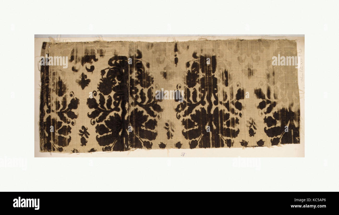 Fragment, 17e siècle, l'italien, soie, fil de métal, Total : 10 1/8 x 23 3/4 in. (25,7 x 60,3 cm), Textiles-Velvets Banque D'Images