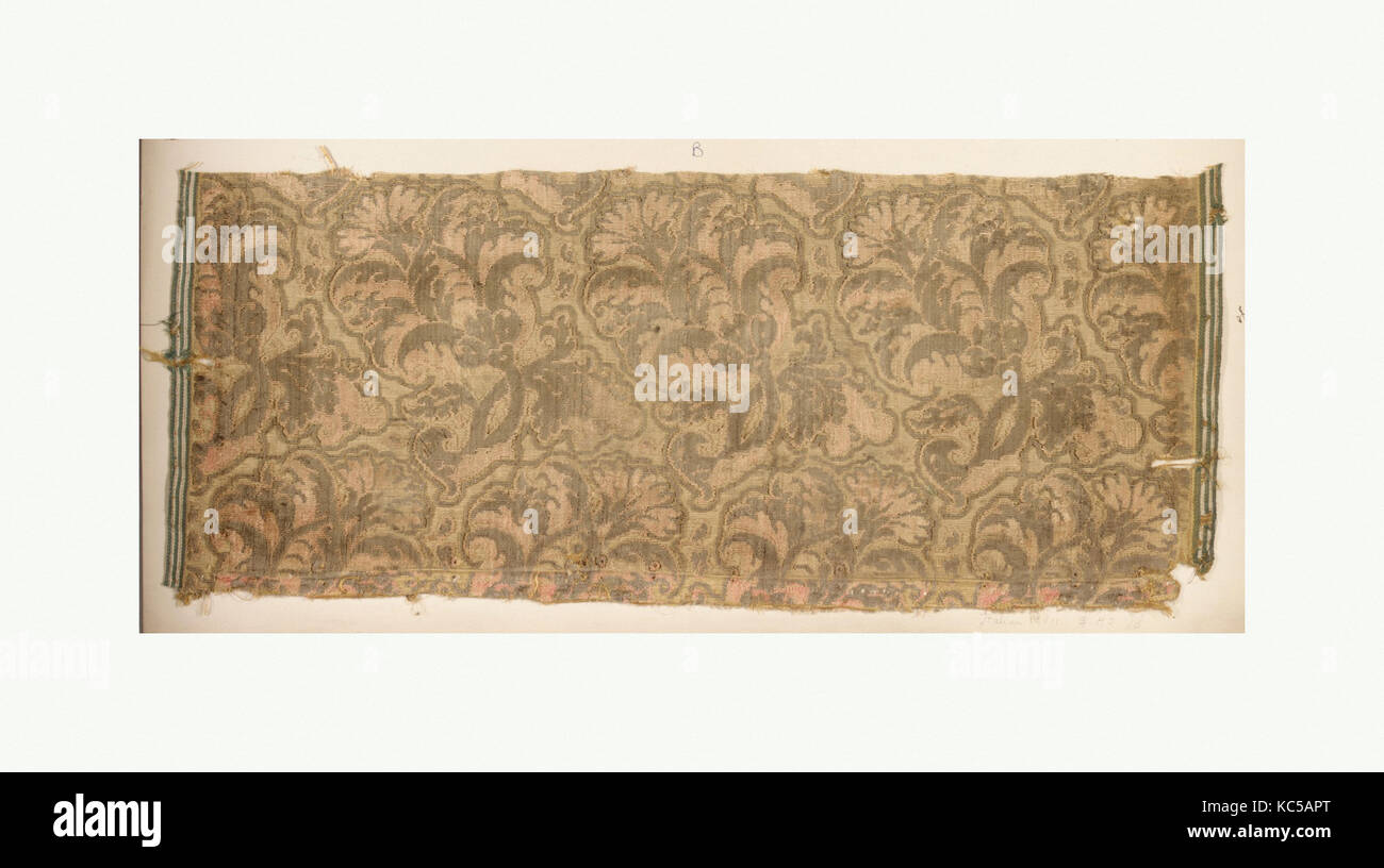 Fragment, 17e siècle, l'italien, soie, fil de métal, Total : 10 x 23 1/2 in. (25,4 x 59,7 cm), Textiles-Velvets Banque D'Images