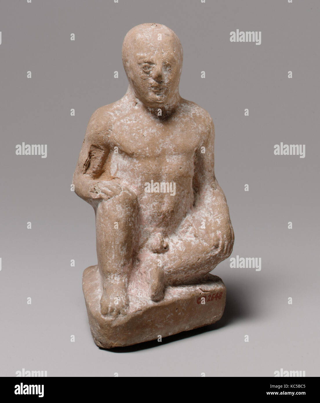 Statuette en terre cuite d'un garçon assis, 4e siècle avant J.-C. Banque D'Images