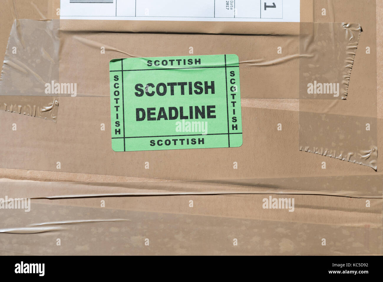 Date limite écossais sur colis livré à l'écosse Banque D'Images