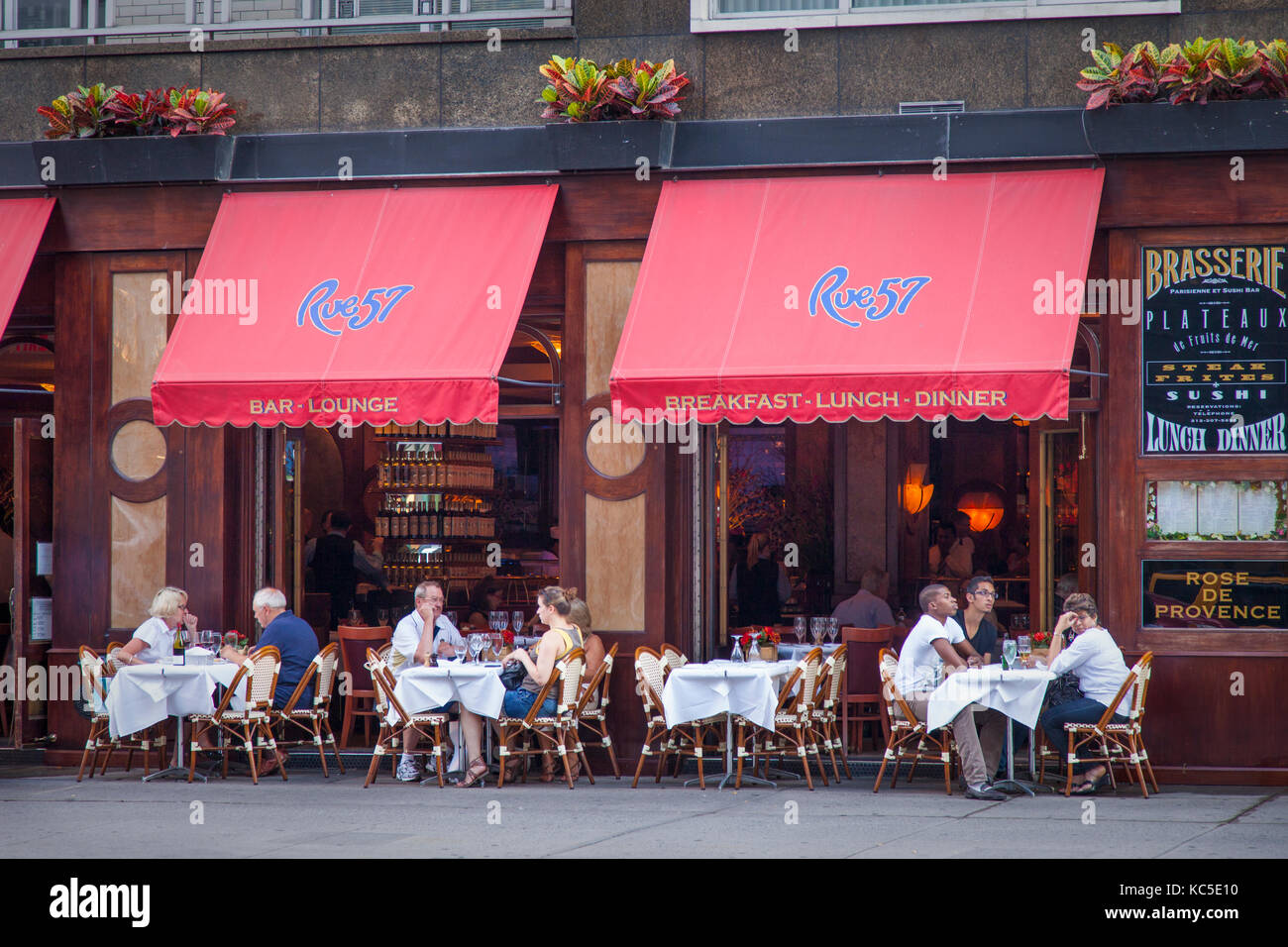 Rue 57, brasserie parisienne et Sushi Bar, Manhattan, New York City, USA Banque D'Images
