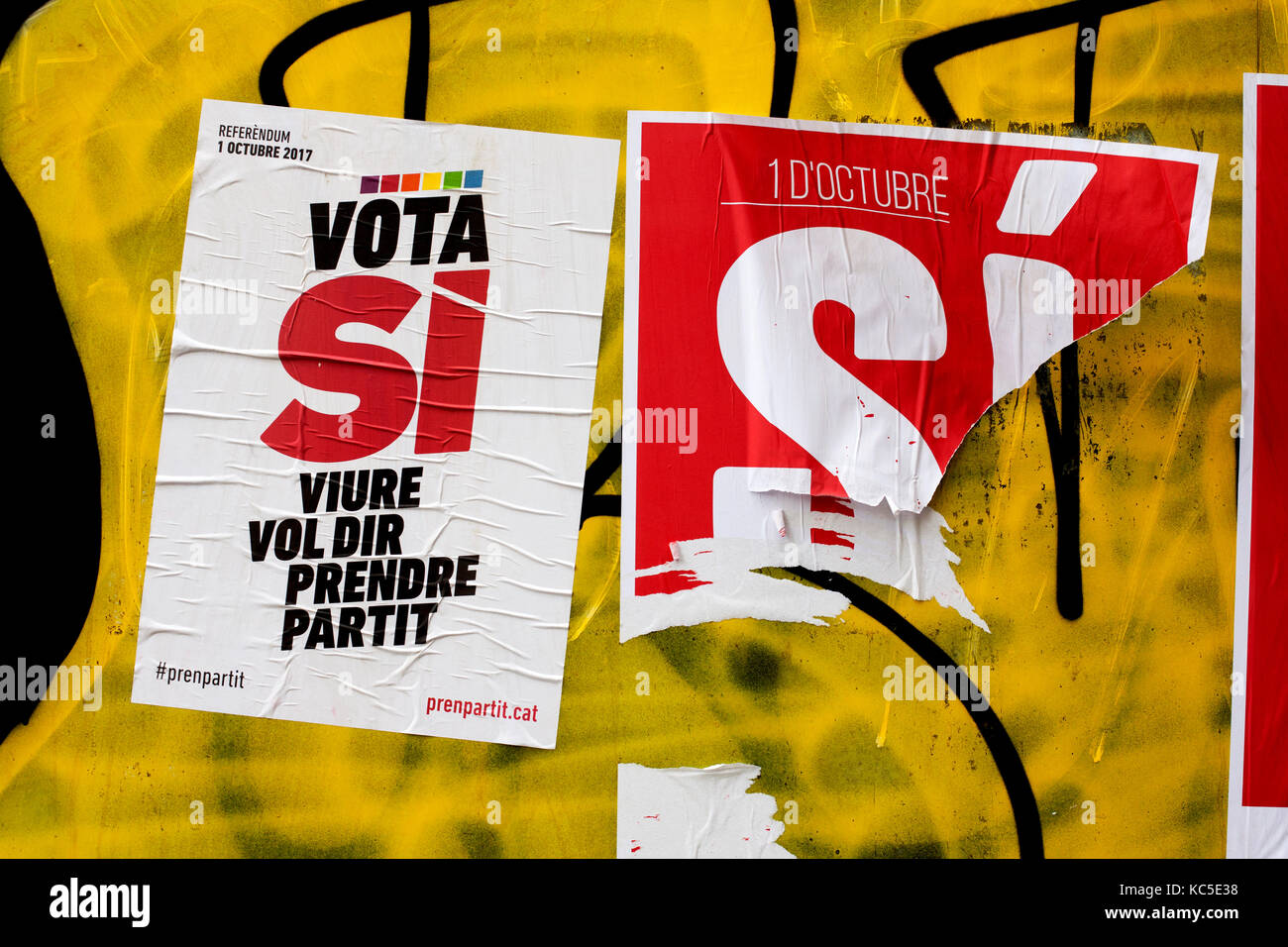 L'indépendance catalane Affiches de propagande incitant les gens à voter pour l'indépendance, Barcelone, Espagne. Banque D'Images