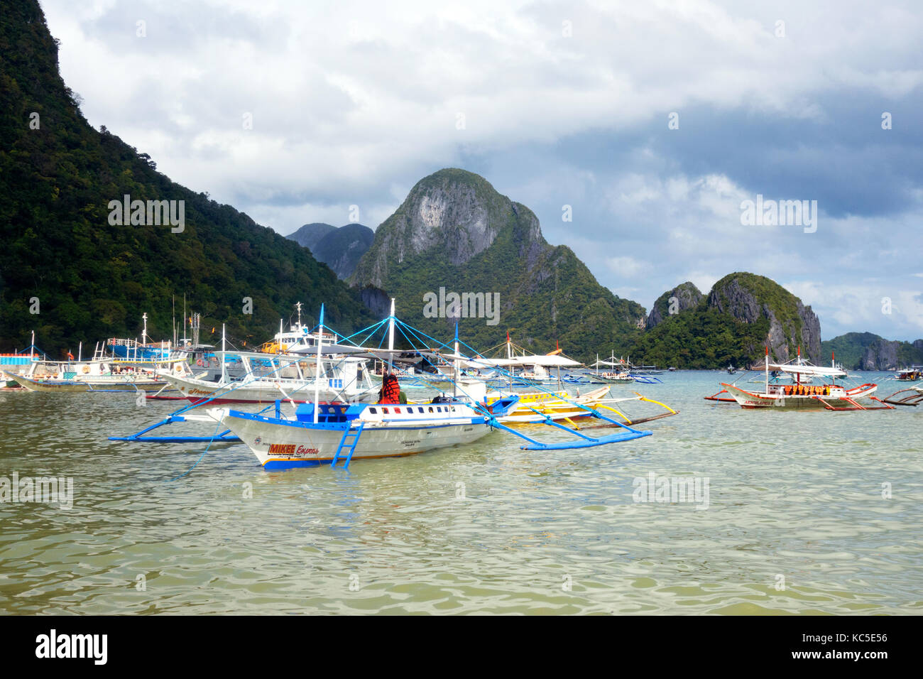 El Nido, philippines ; plusieurs touristes des bateaux utilisés pour l'island hopping amarré à El Nido, Palawan, Philippines, Asie Banque D'Images