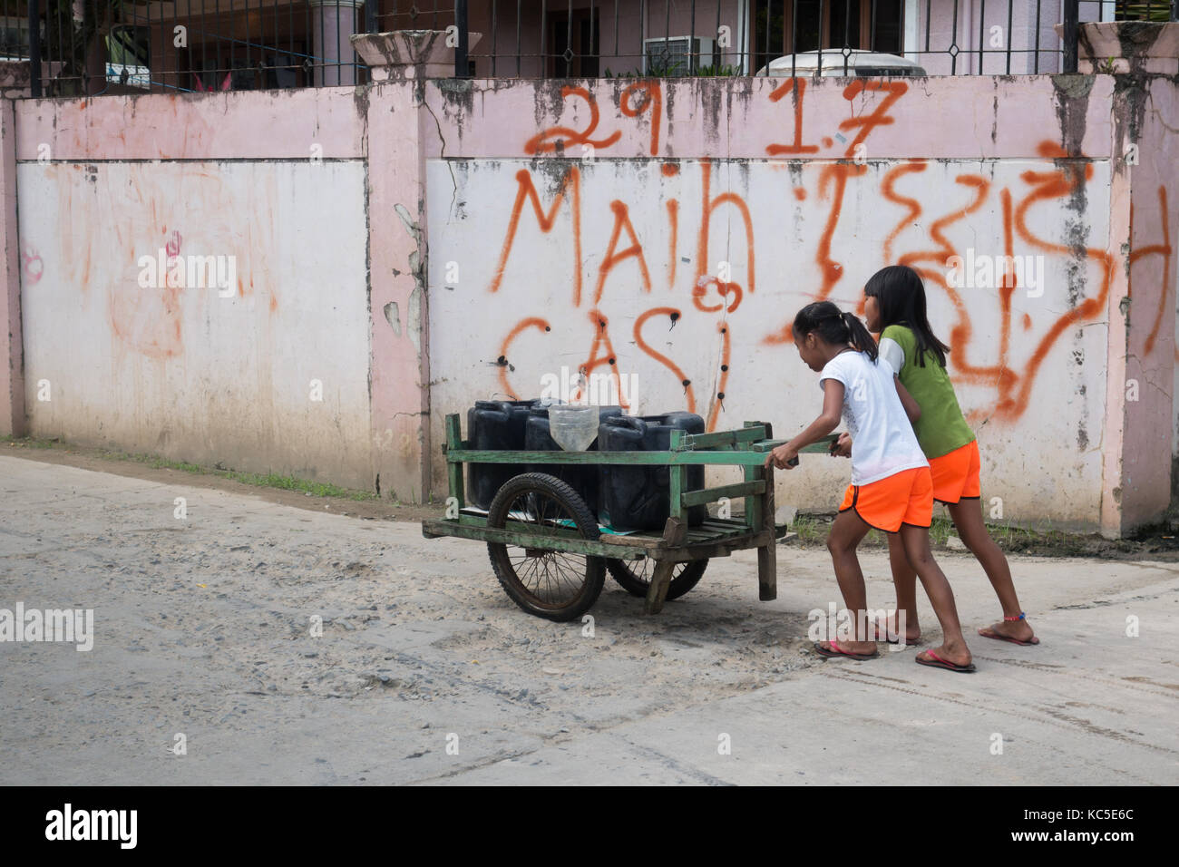Travail des enfants - enfants travaillant à Cebu City, Cebu, Philippines, Asie Banque D'Images