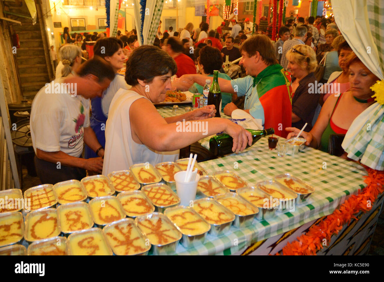 Arroz doce (riz doux) vendeur aux festivités de Santo António dans le quartier d'Alfama. Lisbonne, Portugal Banque D'Images