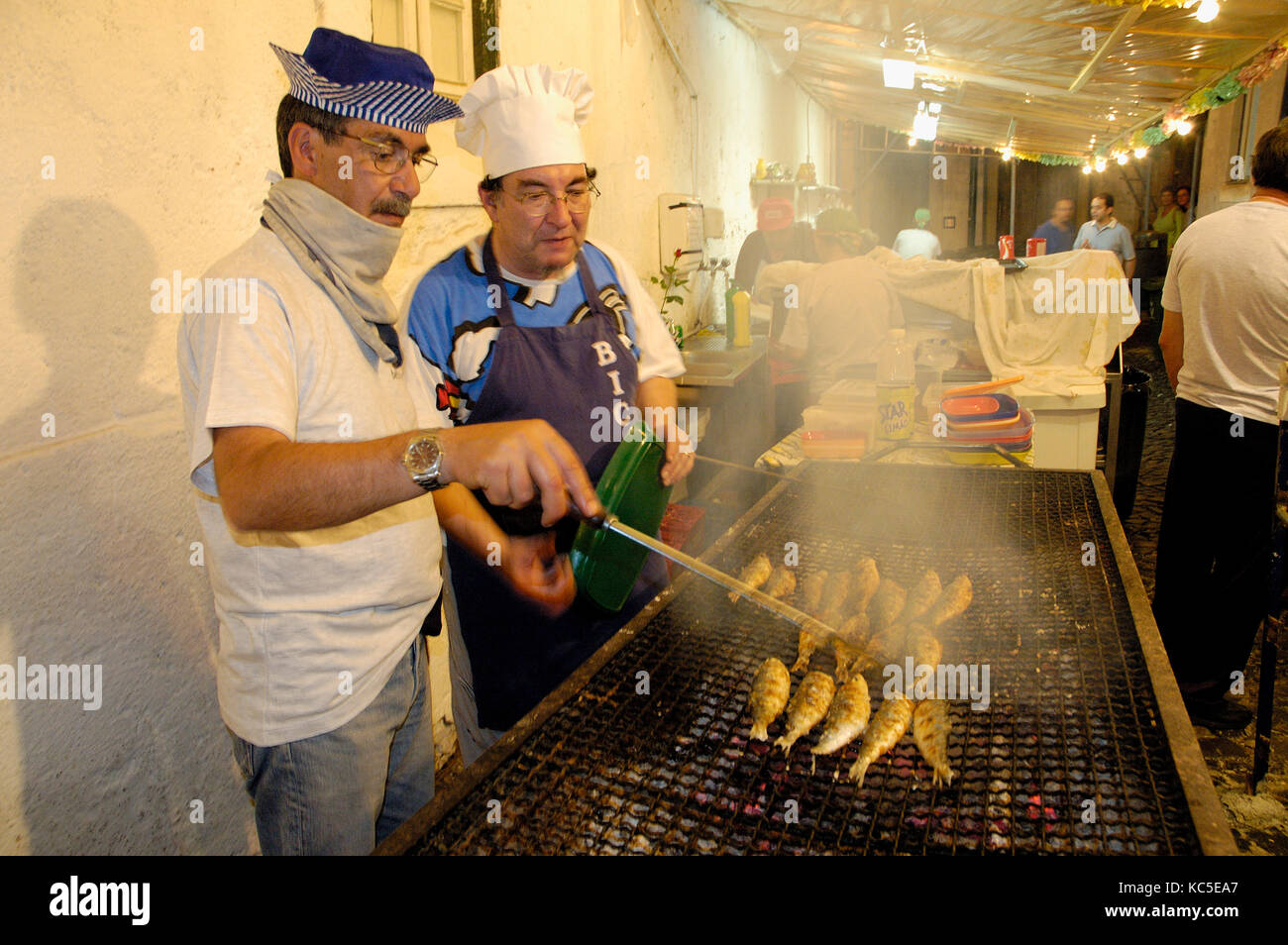 Des sardines grillées aux festivités de Santo António dans le quartier d'Alfama. Lisbonne, Portugal Banque D'Images
