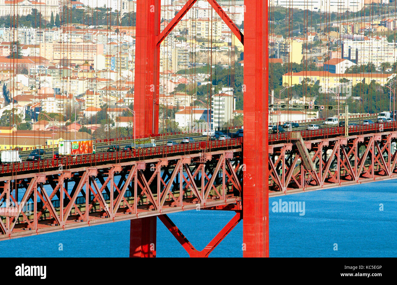 25 avril pont sur le tage (TEJO) et à Lisbonne, Portugal. Banque D'Images