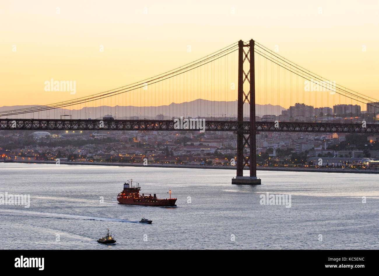 Pont 25 de abril et le Tage, à Lisbonne au Portugal. Banque D'Images