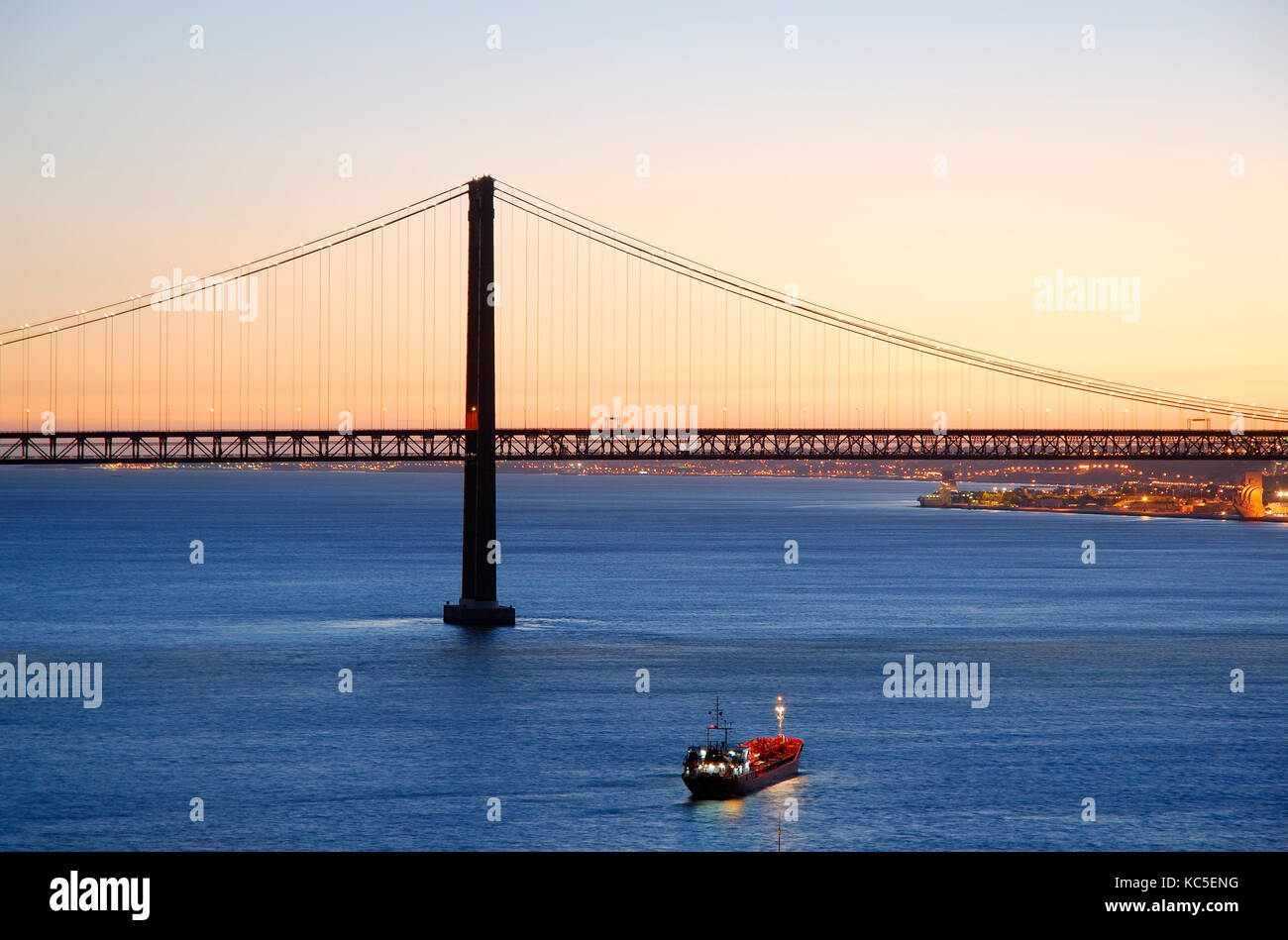 Pont 25 de abril et le Tage, à Lisbonne au Portugal. Banque D'Images