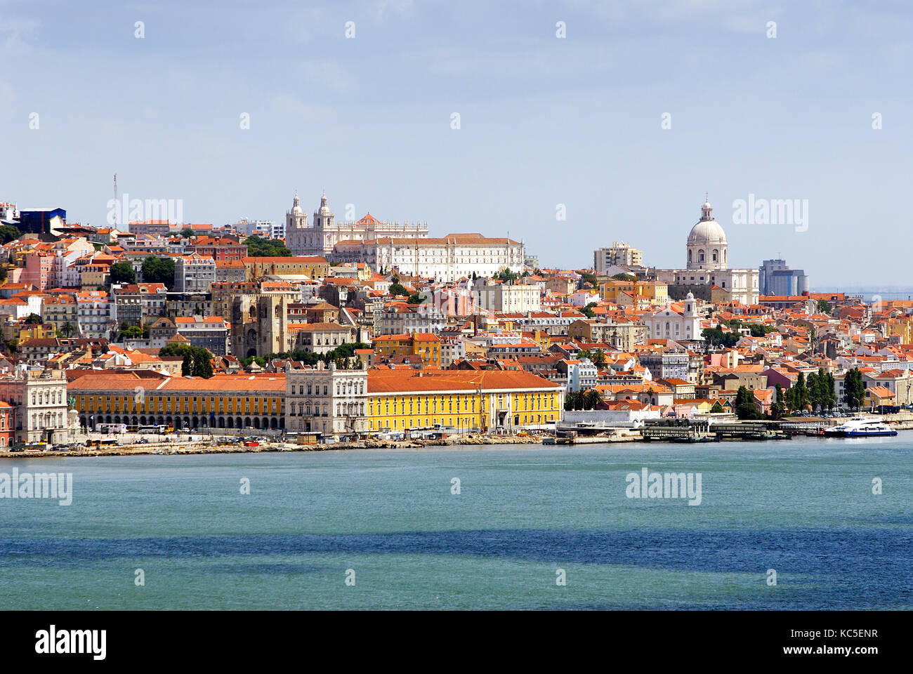 Le Tage (Tejo) et le centre historique de Lisbonne. Portugal Banque D'Images