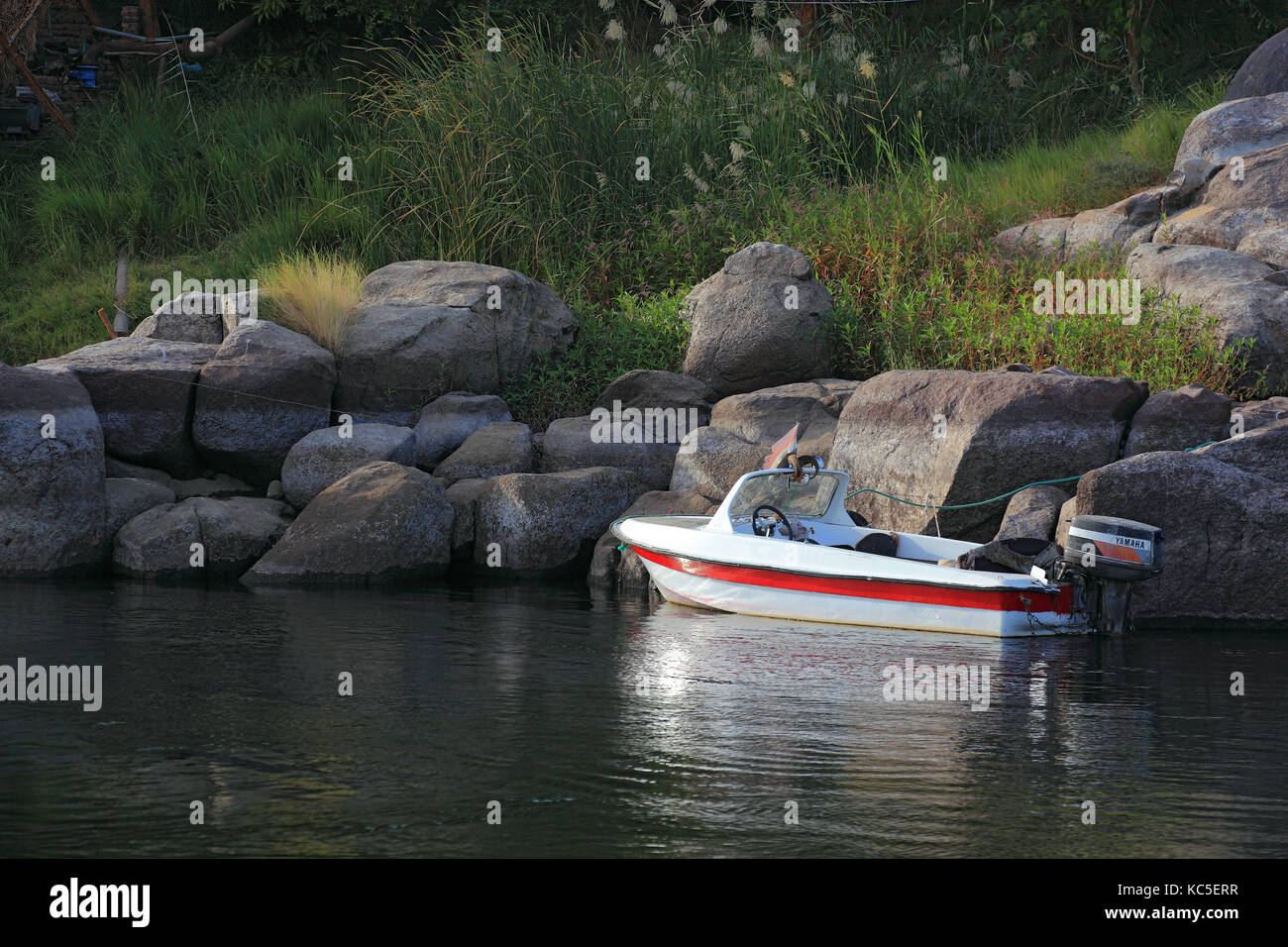 L'île Eléphantine, décor au bord du Nil entre Assouan et les villages Nubiens, bateaux sur la jetée, la haute Égypte , Afrique Banque D'Images