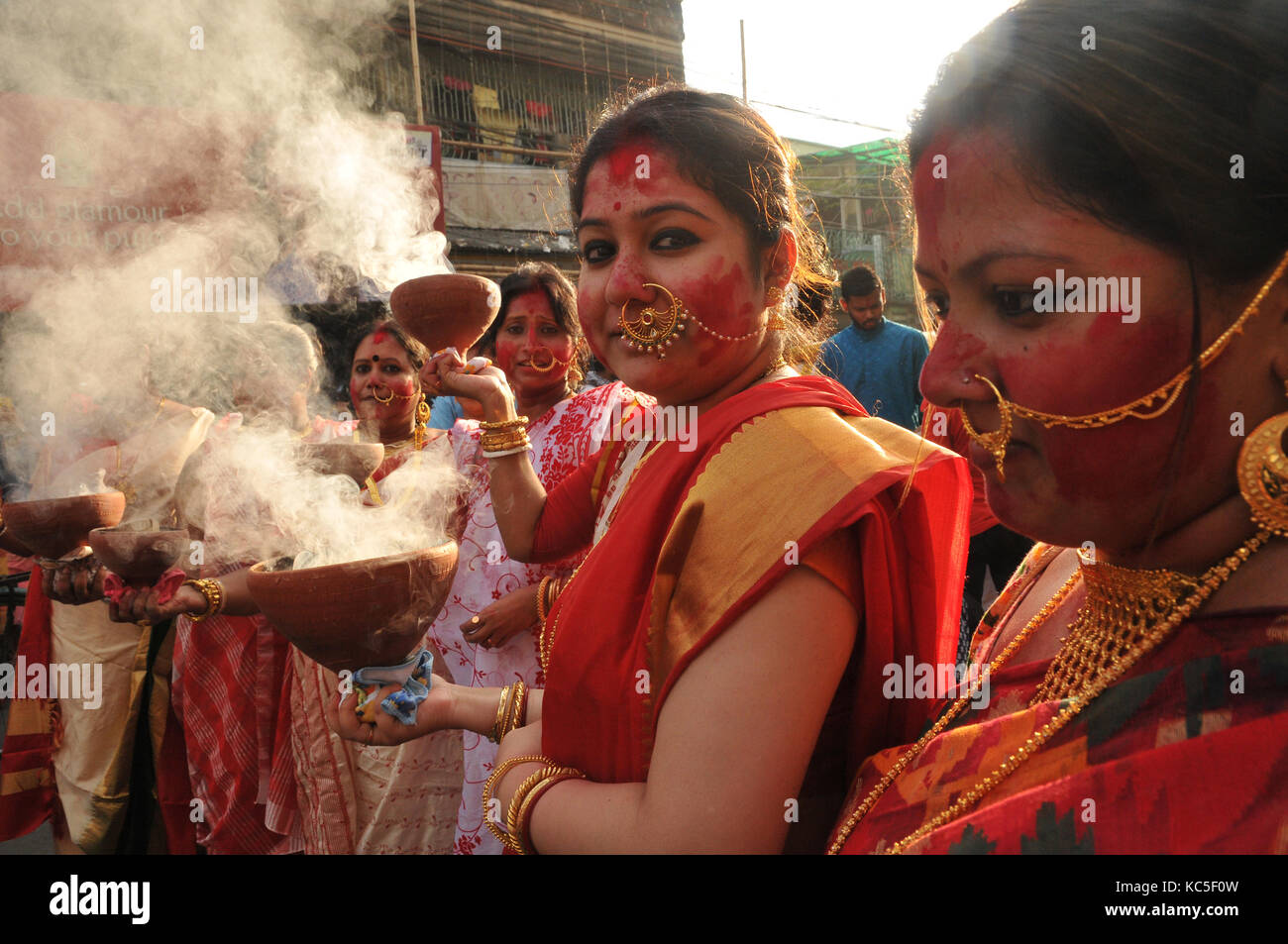 Les femmes indiennes performing dance avec dhunachi au cours de la procession d'immersion de la Déesse Durga idol Banque D'Images