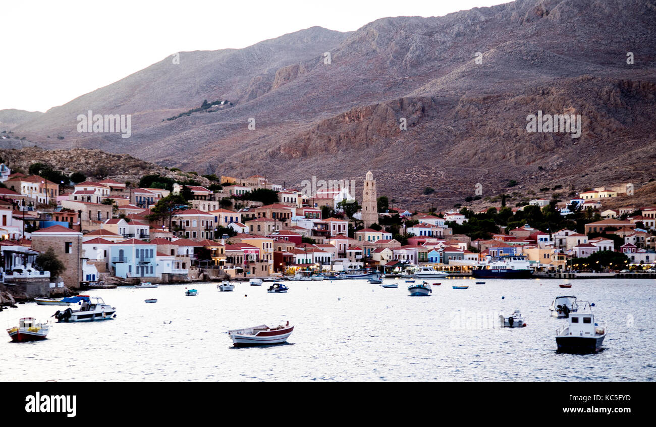 La Ville et le port grec Grèce Îles Halki Banque D'Images