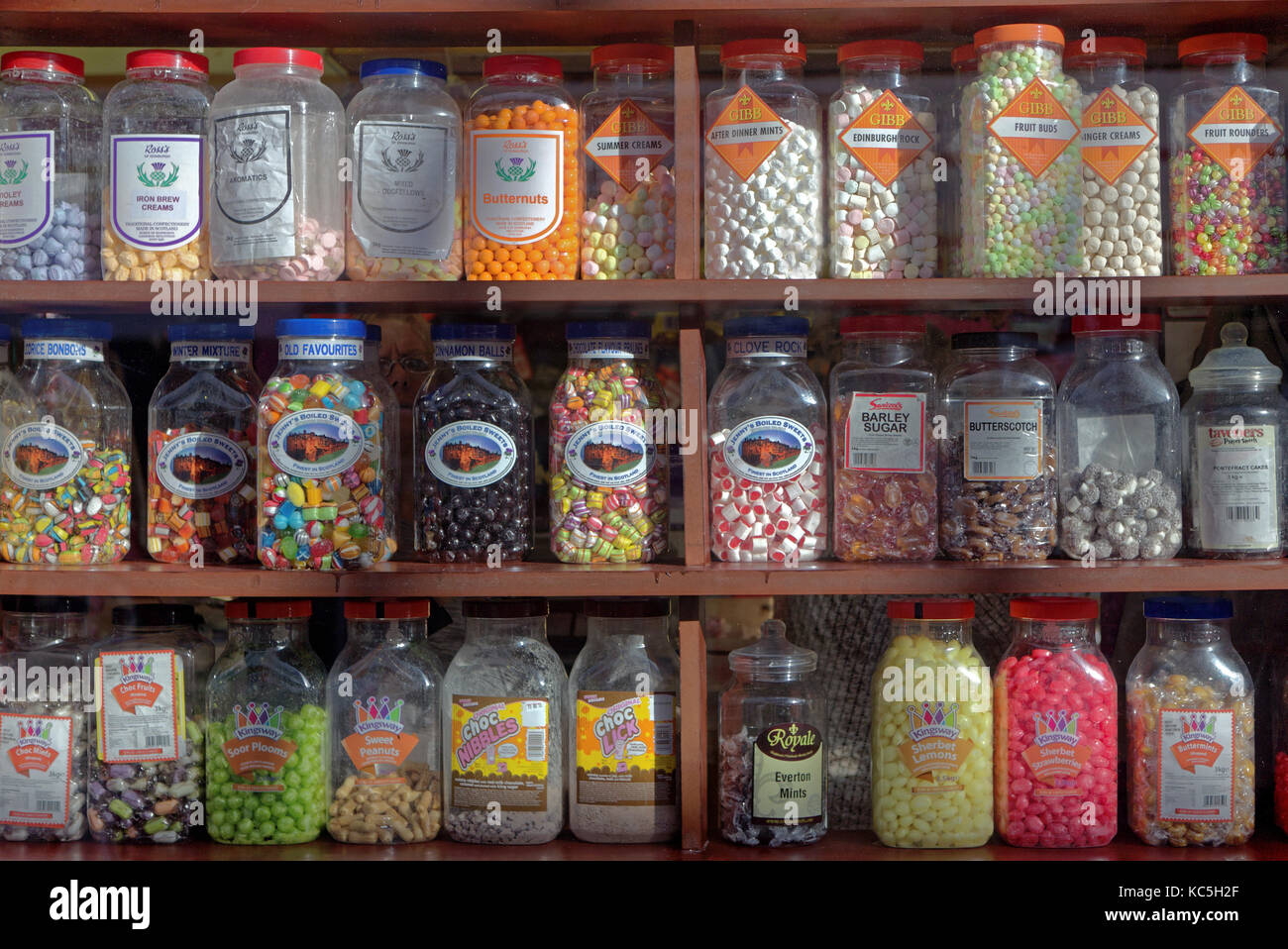 British Confectionery Sweet shop fenêtre sucré pots sucrés traditionnelle collection vintage saveurs anciennes Banque D'Images