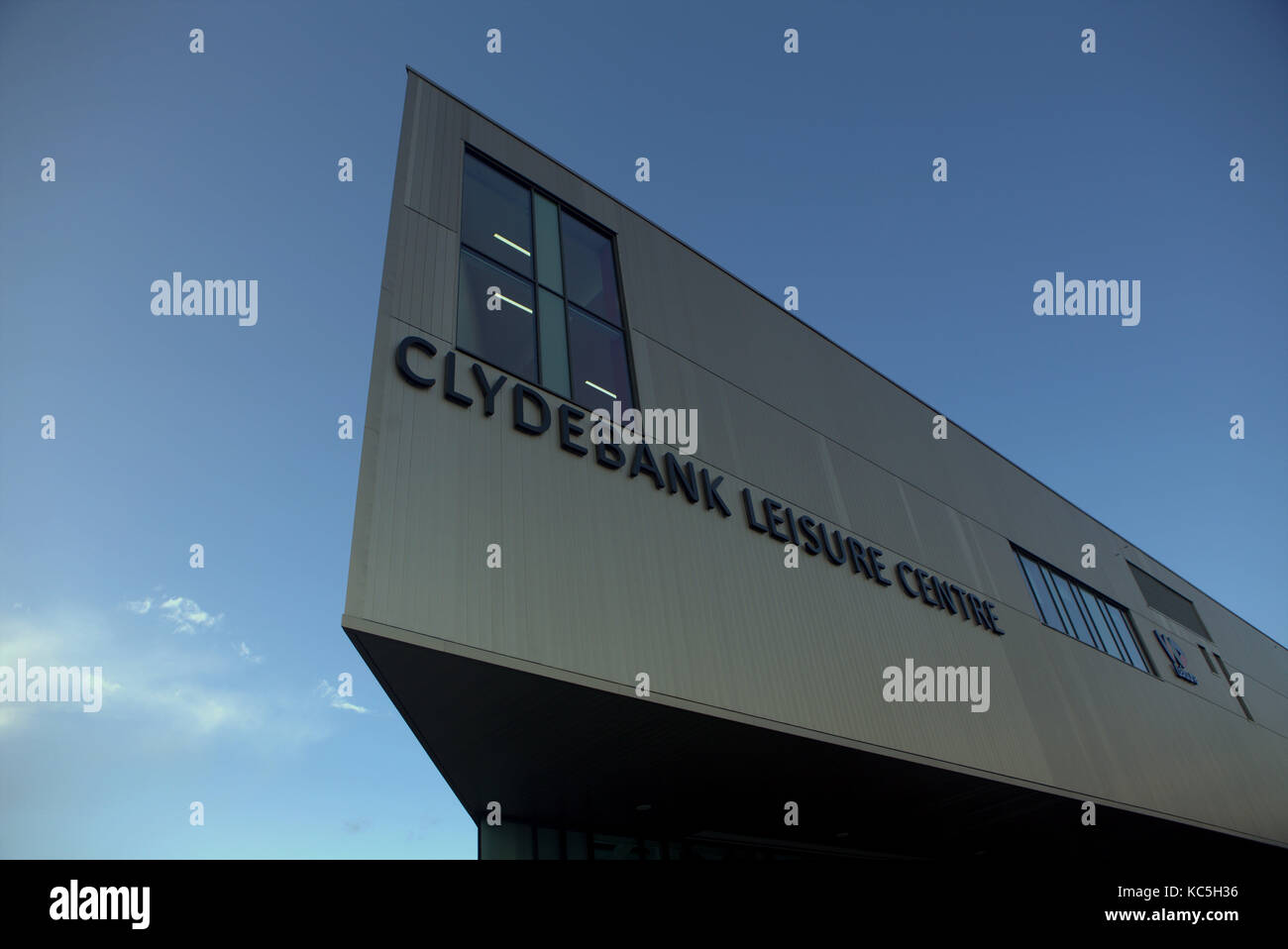 Centre de loisirs de Clydebank conçu pour ressembler à un navire de Clydebank ciel bleu, Royaume-Uni Banque D'Images