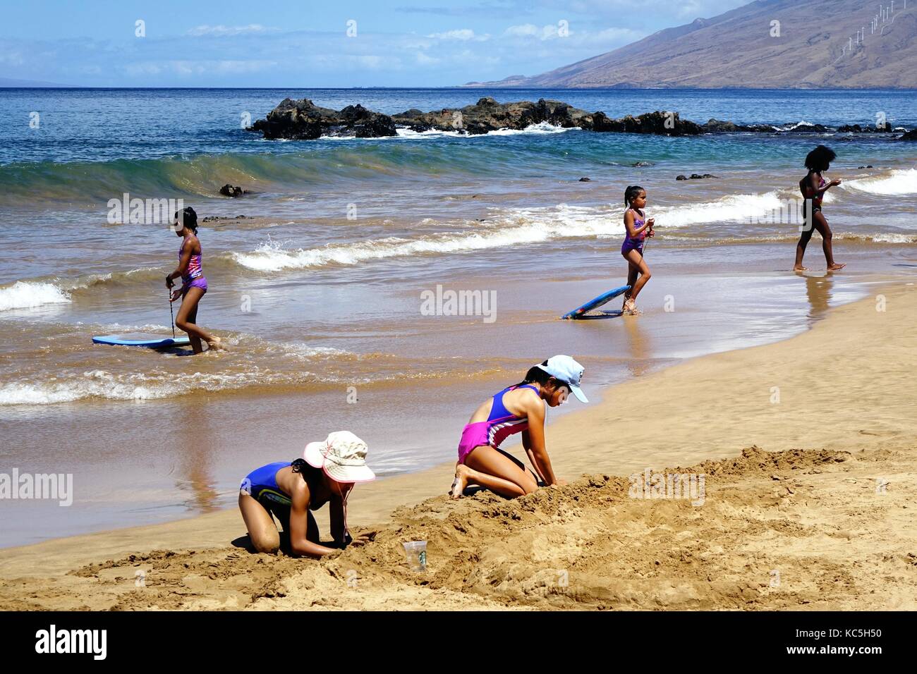 Enfants jouant dans le sable à Kamaole Beach 3 Banque D'Images