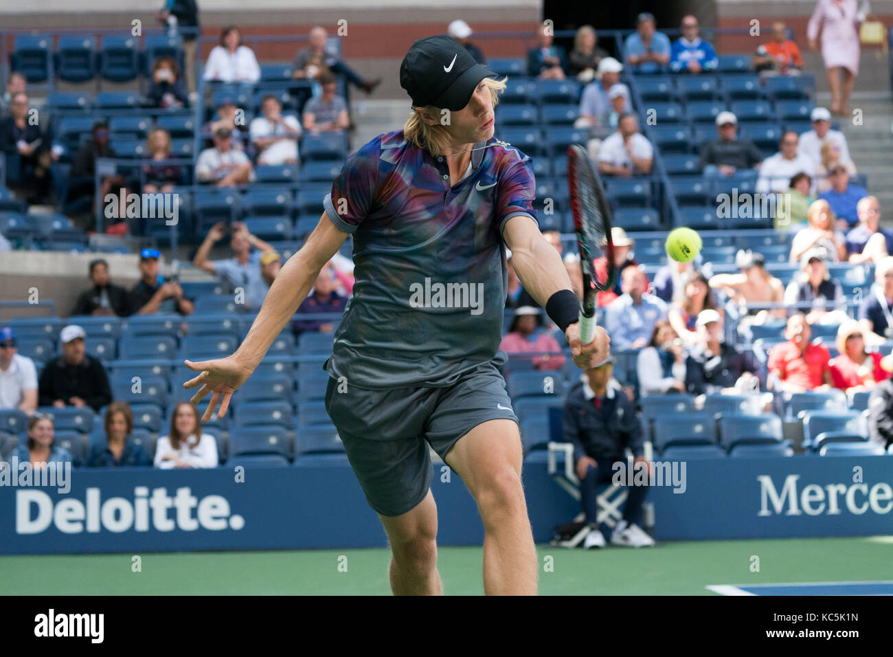 Denis shapovalov (can) de la compétition à l'us open 2017 tennis championships. Banque D'Images