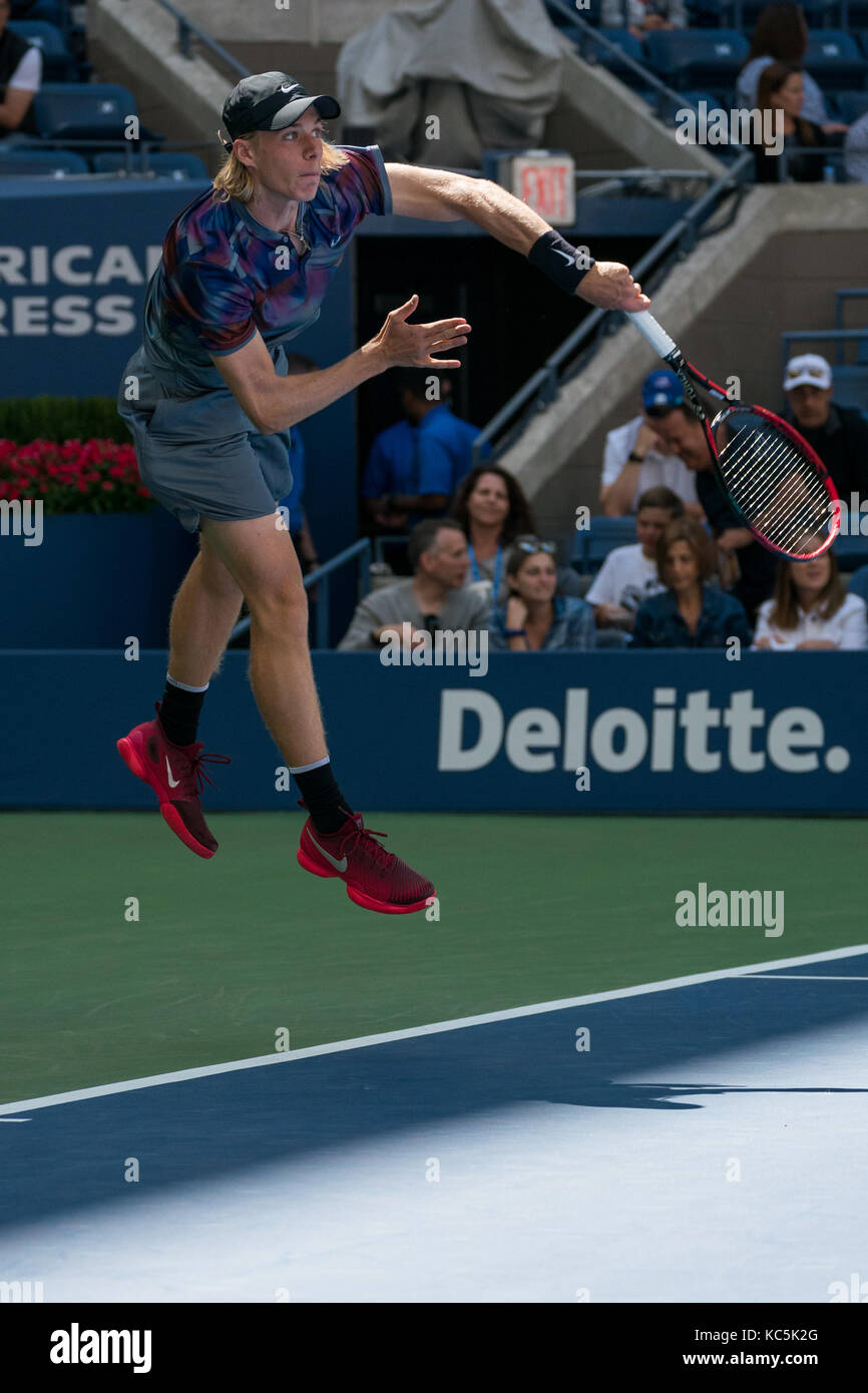 Denis shapovalov (can) de la compétition à l'us open 2017 tennis championships. Banque D'Images