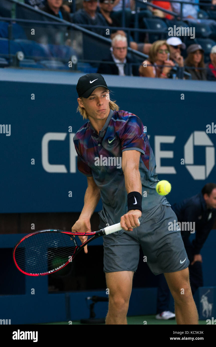 Denis shapovalov (can) de la compétition à l'us open 2017 tennis championships. Banque D'Images