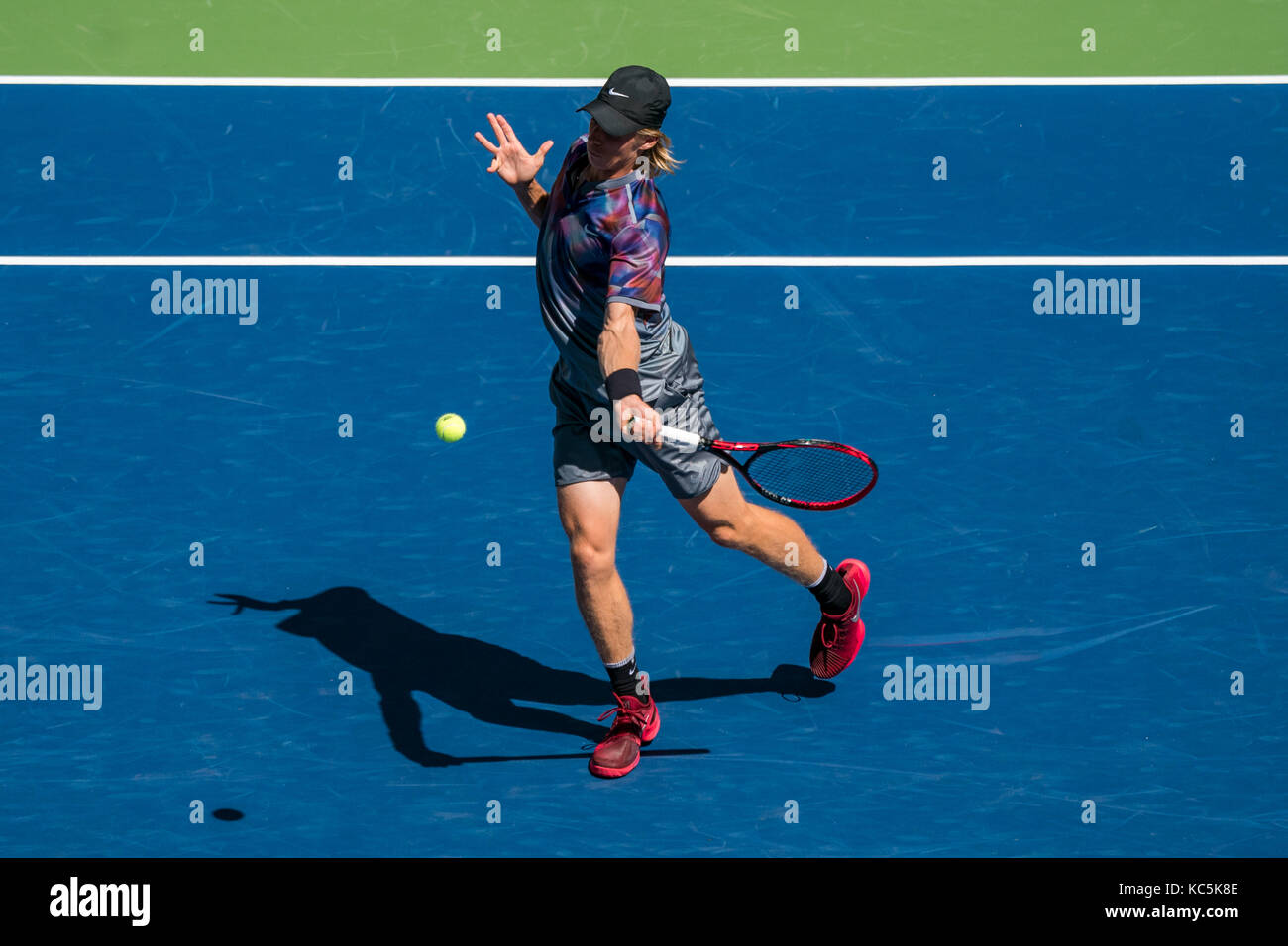 Denis shapovalov (can) de la compétition à l'us open 2017 tennis championships. Banque D'Images