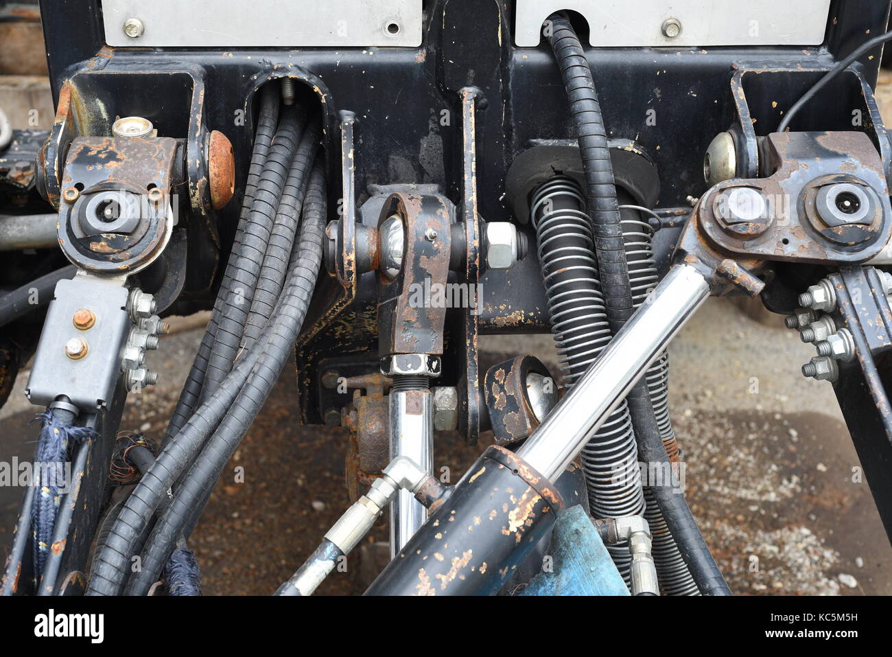 Pièces de machine hydraulique à l'extérieur d'un véhicule avec des tuyaux et flexibles Banque D'Images