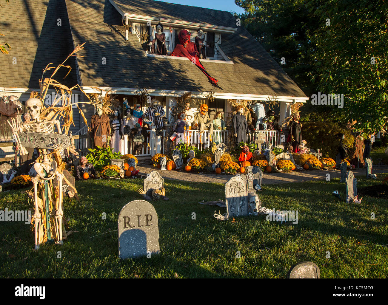 Décorations d'halloween en face d'une maison dans la région de Ramsey, New Jersey Banque D'Images