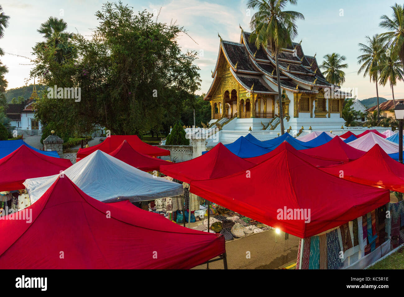 Marché de nuit de Luang Prabang et Haw Pha Bang temple au laos Banque D'Images