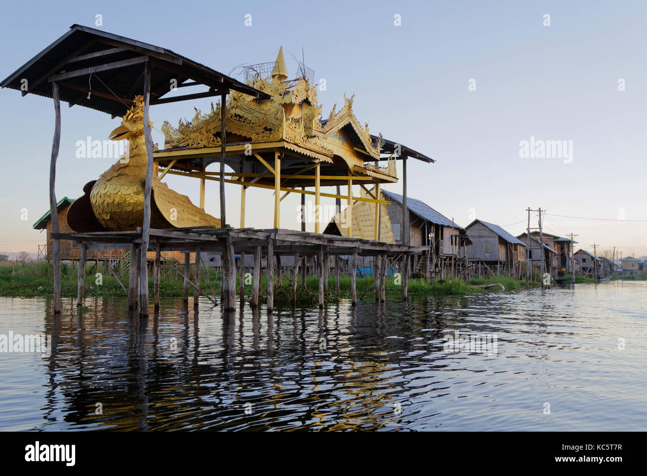 Lac Inle, Myanmar, le 15 décembre 2014 : La tribu de Inthar, qui peuple la région, construite sur l'eau ses maisons sur pilotis et vit sur generativ Banque D'Images