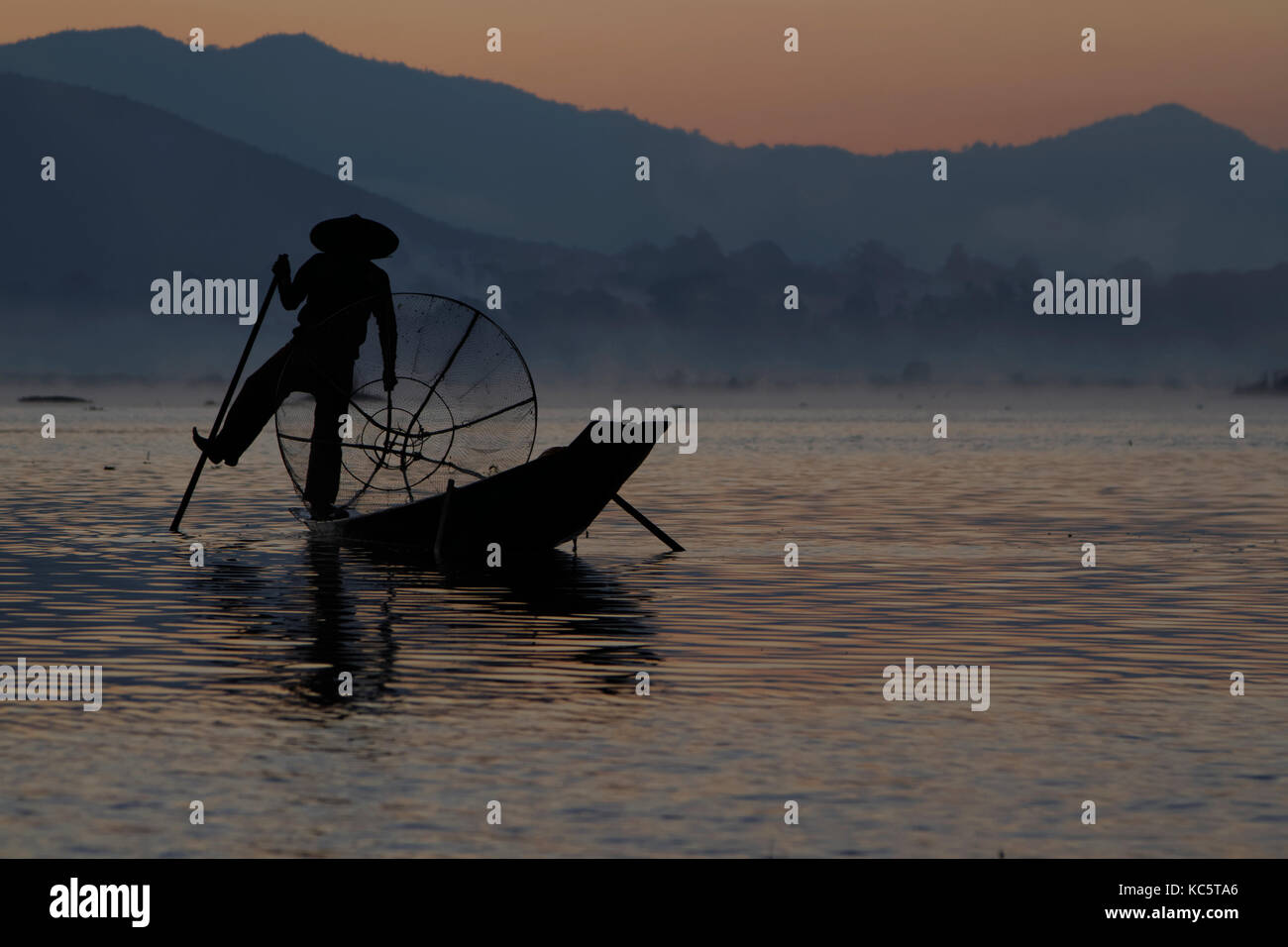 Lac Inle, Myanmar, 14 Décembre 2014 : les pêcheurs sur le lac Inle dans la lumière du matin. Ces pêcheurs pratiquent un style distinctif, un emballage aviron Banque D'Images